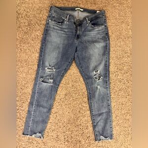 Women’s Cropped Levi Jeans